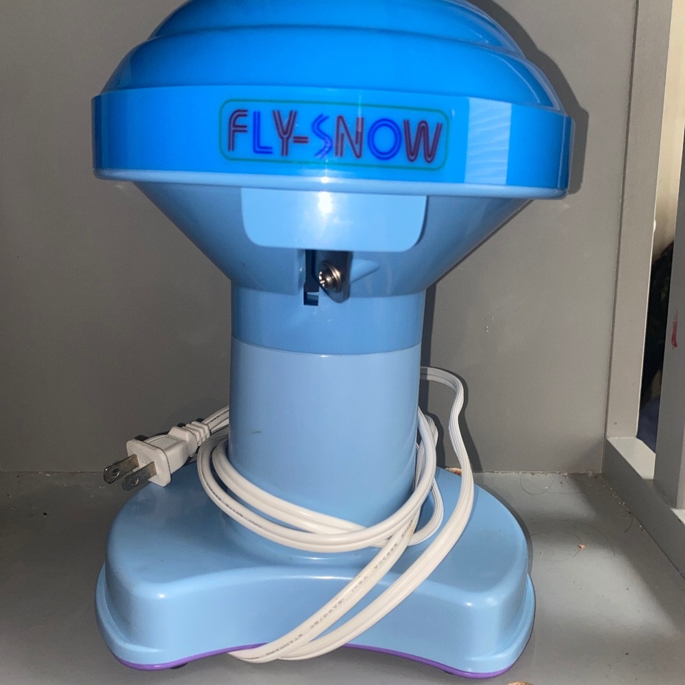 Fly-snow cone machine